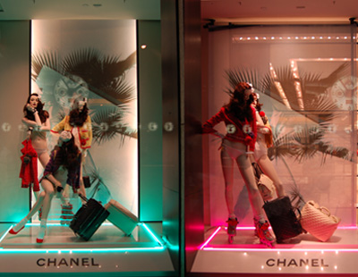 Escaparate y decorado en boutique Chanel